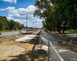 Przebudowa drogi serwisowej wzdłuż ul. Łopuszańskiej.