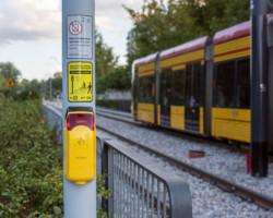 Przejście przy Rembielińskiej 8 po wybudowaniu sygnalizacji.