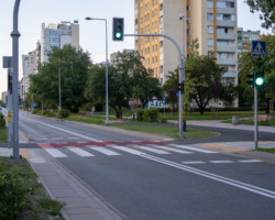 Przejście przy Rembielińskiej 8 po wybudowaniu sygnalizacji.