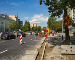 Wymiana obrzeży na Czerniakowskiej.