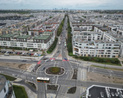 Skrzyżowanie Branickiego i Sarmackiej po wybudowaniu sygnalizacji.