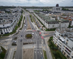 Skrzyżowanie Branickiego i Sarmackiej po wybudowaniu sygnalizacji.