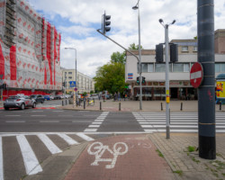 Droga dla rowerów wzdłuż al. Jana Pawła II przed przebudową.