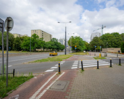 Droga dla rowerów wzdłuż al. Jana Pawła II przed przebudową.