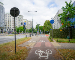 Droga dla rowerów wzdłuż al. Jana Pawła II przed przebudową.