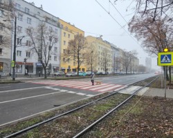 Progi zwalniające przed przejściem przez al. Waszyngtona.