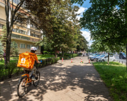 Al. "Solidarności" przed budową drogi dla rowerów.