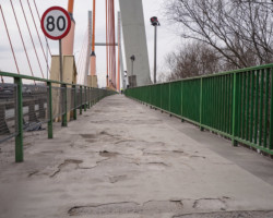 Ciąg pieszo-rowerowy na moście Siekierkowskim.