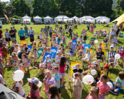 Dzieci przed sceną podczas pikniku kampanii Rowerowy Maj 2025
