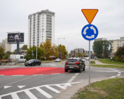 Nowe rondo na ul. św. Wincentego, w tle prace wykończeniowe.