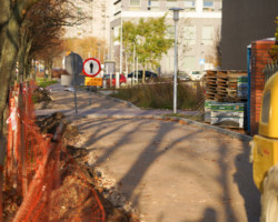 Remontowany chodnik przy ul. Gandhi.